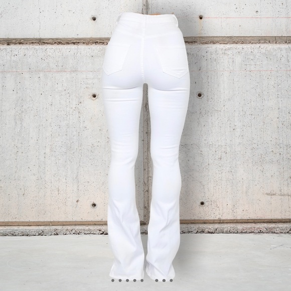 Fashion Nova white flare jean - Picture 6 of 6